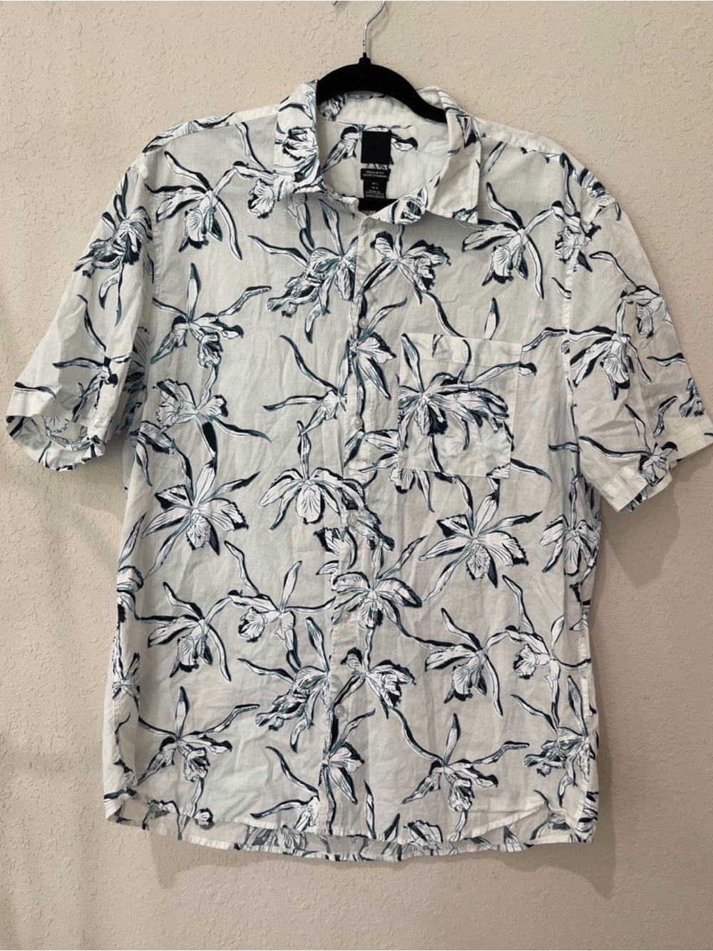 H&M White Short Sleeve Floral Button-Down Shirt with Navy Print Size L